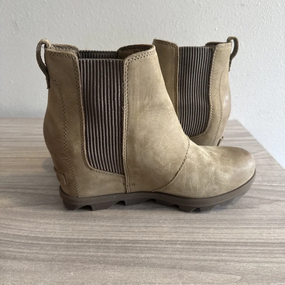 Women's Sorel Joan of Arctic Wedge Chelsea Boots Slip On Tan Shoes Sz 8